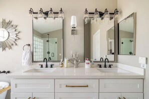 Comfort-Vierbettzimmer | Badezimmer | Handtücher, Seife, Shampoo, Toilettenpapier