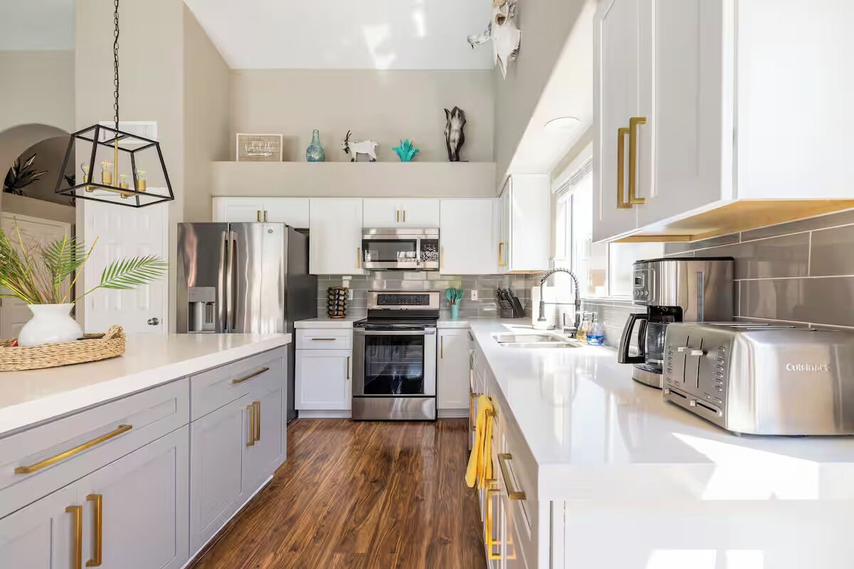 Comfort Quadruple Room | Private kitchen | Fridge, microwave, stovetop, cookware/dishes/utensils