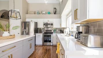 Comfort Quadruple Room | Private kitchen | Fridge, microwave, stovetop, cookware/dishes/utensils