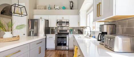 Comfort vierpersoonskamer | Privékeuken | Een koelkast, een microgolfoven, een kookplaat