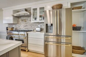 Private kitchen - Lake Gervais Retreat: Castle House - Dock and Sauna (Saint Paul)