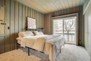 4 bedrooms, iron/ironing board, WiFi, bed sheets - Lake Gervais Retreat: Castle House - Dock and Sauna (Saint Paul)