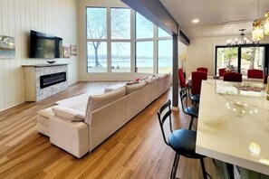 Smart TV - Lake Gervais Retreat: Castle House - Dock and Sauna (Saint Paul)