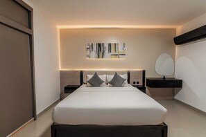 Escritorio, espacio para trabajar con laptop y cortinas blackout 