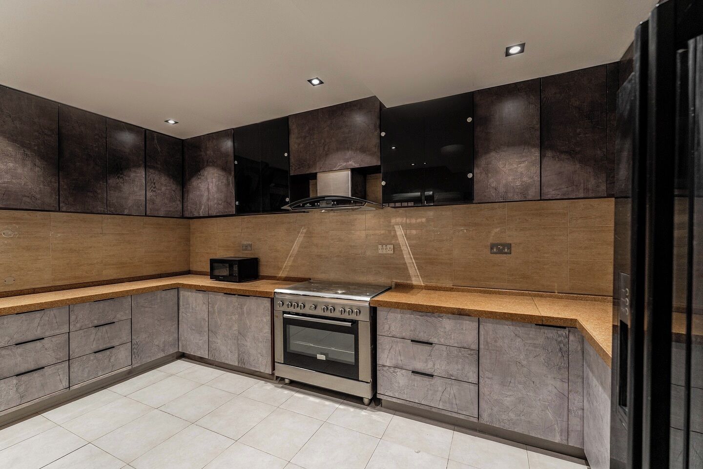 Economy Apartment, Balcony, City View | Private kitchen | Fridge, microwave, oven, stovetop