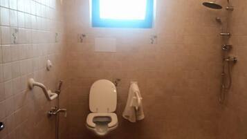 Superior-Vierbettzimmer | Badezimmer