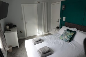 3 bedrooms, WiFi, bed sheets - Victorian Suites 4, 5 & 6 (Southport)
