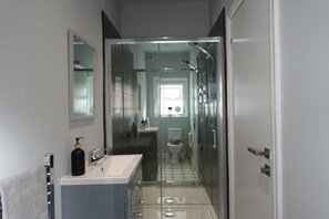 Shower, towels, soap, toilet paper - Victorian Suites 4, 5 & 6 (Southport)