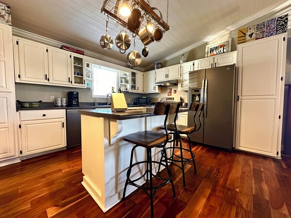 Fridge, microwave, oven, stovetop - Serene Cabin Near Lake Guntersville - Great for fishing, hunting and family fun (Langston)