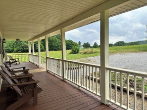 Terrace/patio - Serene Cabin Near Lake Guntersville - Great for fishing, hunting and family fun (Langston)