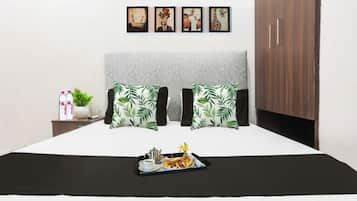 Doppia Classic, vista città | Una scrivania, postazione laptop, ferro/asse da stiro