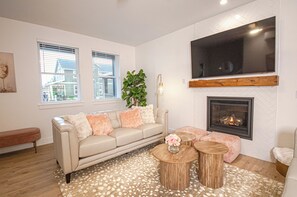 Smart TV y chimenea 