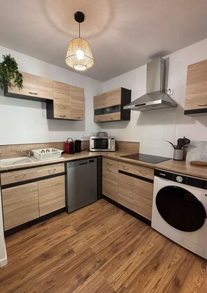 Jääkaappi, mikroaaltouuni, liesi, astianpesukone