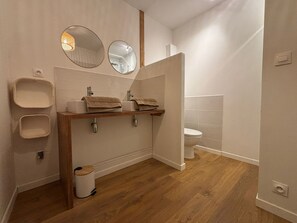 Dusche, Handtücher, Seife, Toilettenpapier