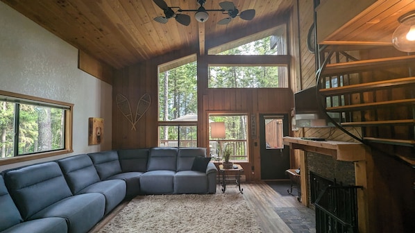 Televisión y chimenea