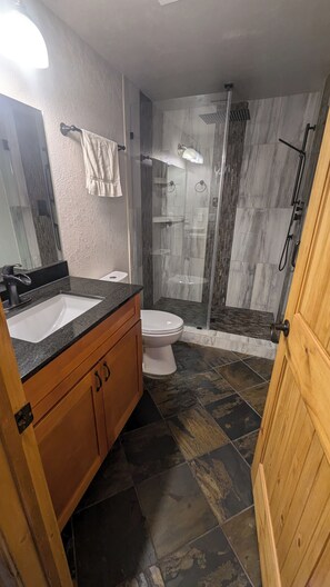 Dusche, Handtücher, Toilettenpapier