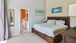Un dormitorio con cama, mesita de noche y espejo.