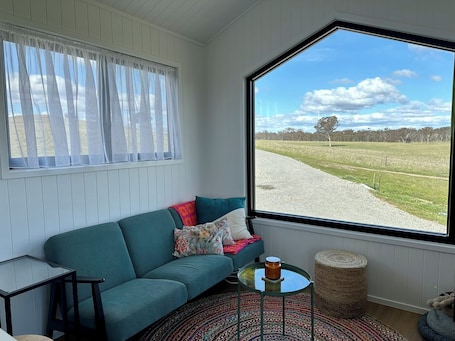暖炉. Luxury self-contained cabin, on acreage, in the heart of cool climate wineries