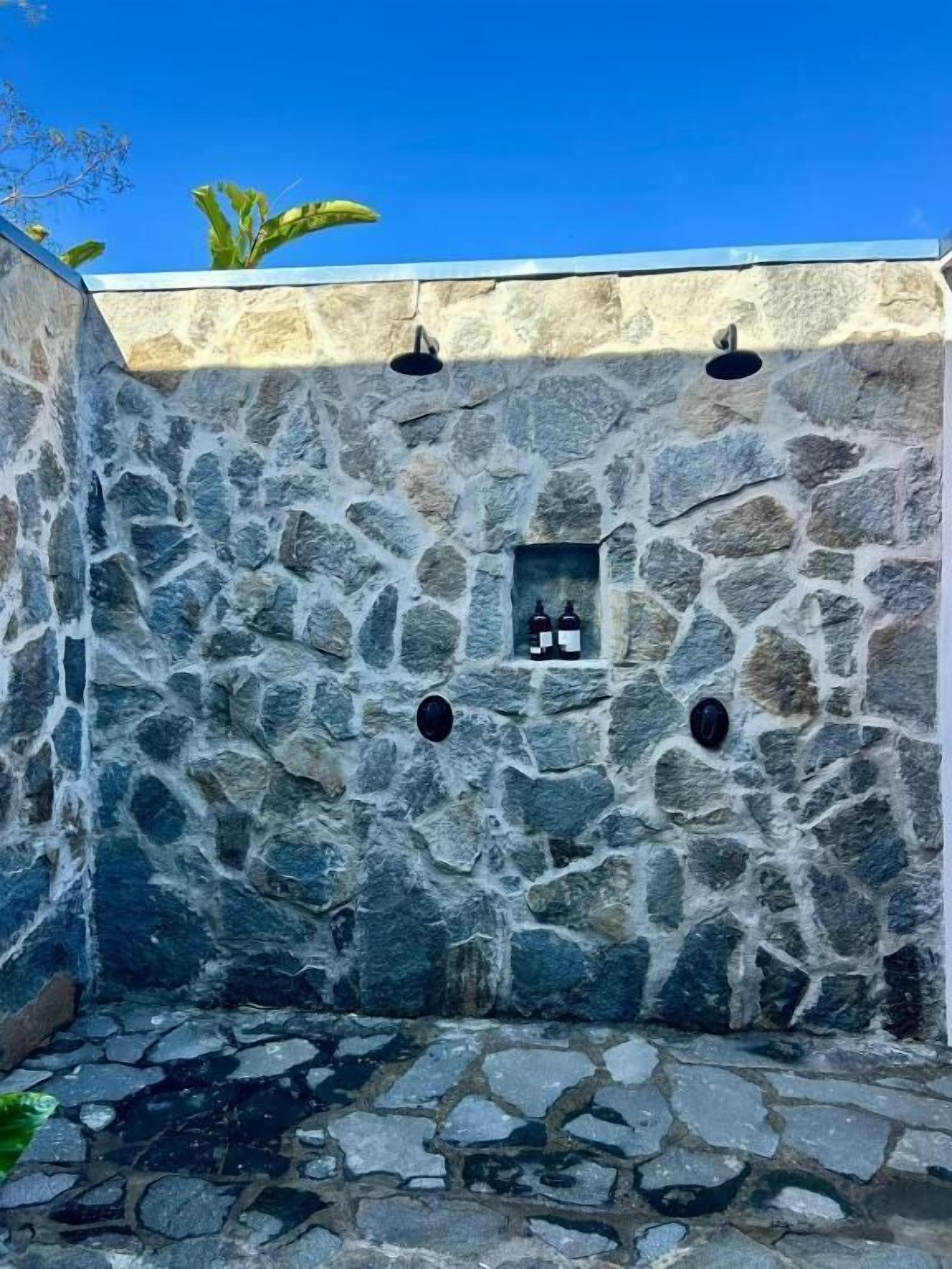 Deluxe Double Room, Garden View | Bathroom | Shower, towels, soap, shampoo