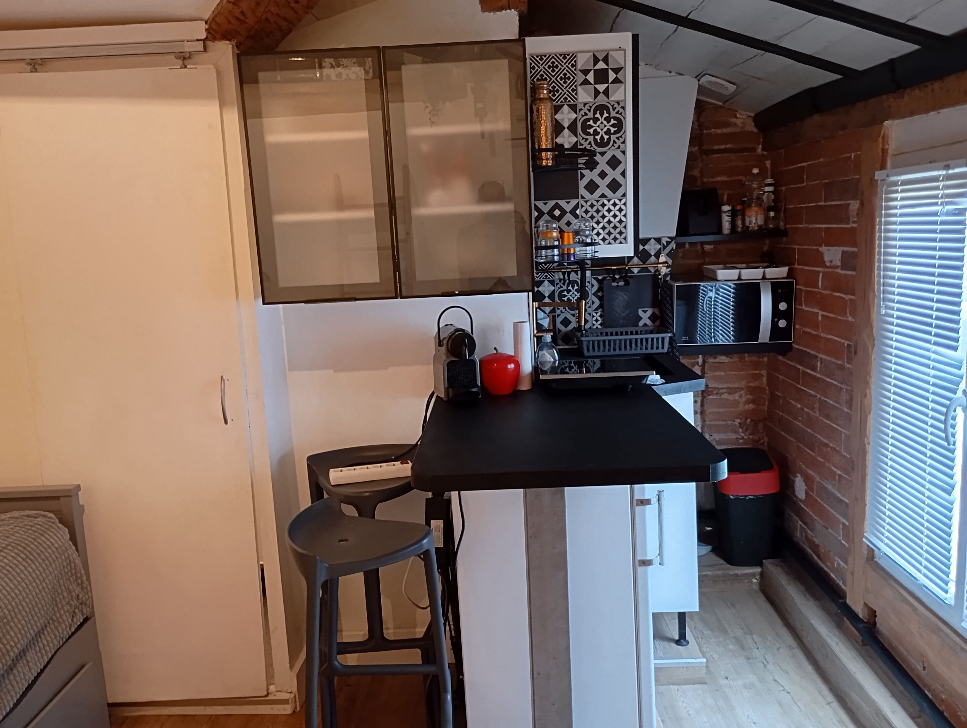 Kjøleskap, mikrobølgeovn, kokeplater og kaffetrakter/tekoker