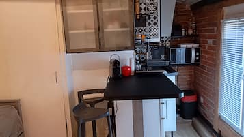 Réfrigérateur, micro-ondes, plaque de cuisson, cafetière/bouilloire