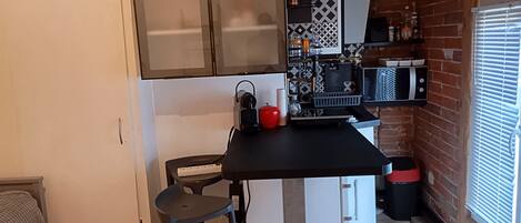 Kjøleskap, mikrobølgeovn, kokeplater og kaffetrakter/tekoker