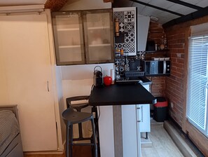 Kühlschrank, Mikrowelle, Herdplatte, Wasserkocher mit Kaffee-/Teezubehör