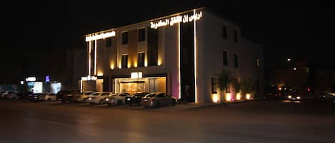 住宿正面 - 傍晚/夜晚