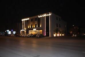 Vista frontal de la propiedad por la tarde o noche