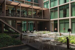 Outdoor dining - Entertainment Destination l Rooftop Scenery & Pool, Centrally Located (Lisboa)