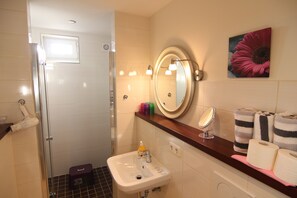 Hair dryer, towels, soap, toilet paper - Vacation apartment Jonas on Bockelmann's Hof Sylt - central - quiet - beautiful (Sylt)