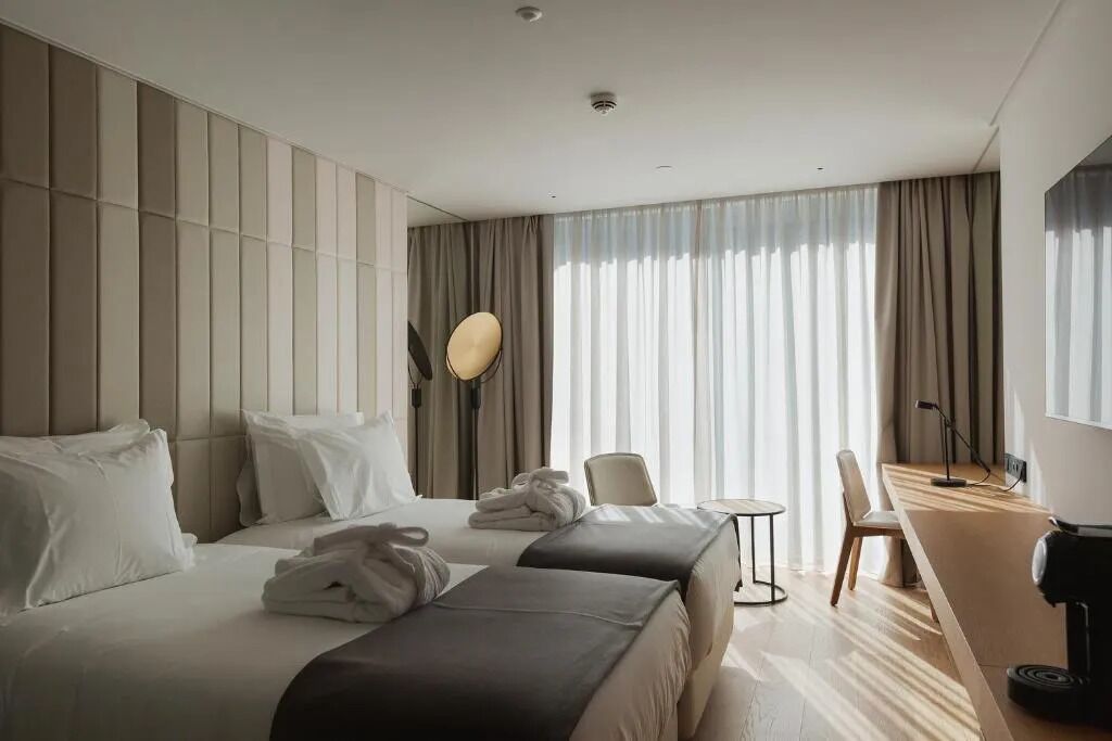 Tabla de planchar con plancha, wifi gratis y ropa de cama 