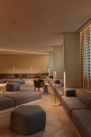 Interior - Dive into Lisbon Nights: Rooftop Pool & Magical Light Show Views (Lisboa)