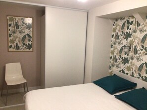 Tabla de planchar con plancha, wifi y ropa de cama 