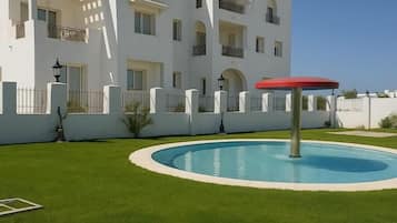 Una piscina al aire libre de temporada