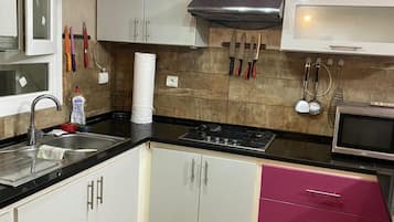 Apartamento Confort | Cocina privada | Frigorífico grande, placa de cocina y utensilios de cocina