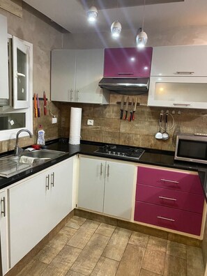 Comfort Apartment | Private kitchen | Full-size fridge, stovetop, cookware/dishes/utensils - Résidence Nesrine  (Hammamet)