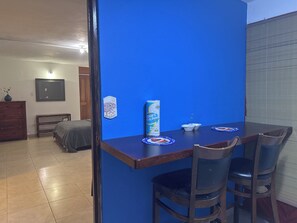 Tabla de planchar con plancha, wifi y ropa de cama 