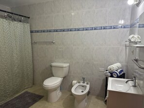 Bidet, towels, soap, toilet paper - The name; Elite Space. A perfect place to rest near the airport (Carolina)