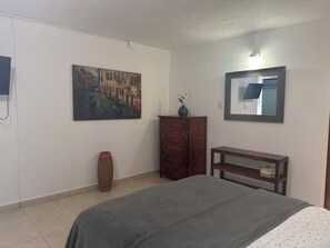 Tabla de planchar con plancha, wifi y ropa de cama 