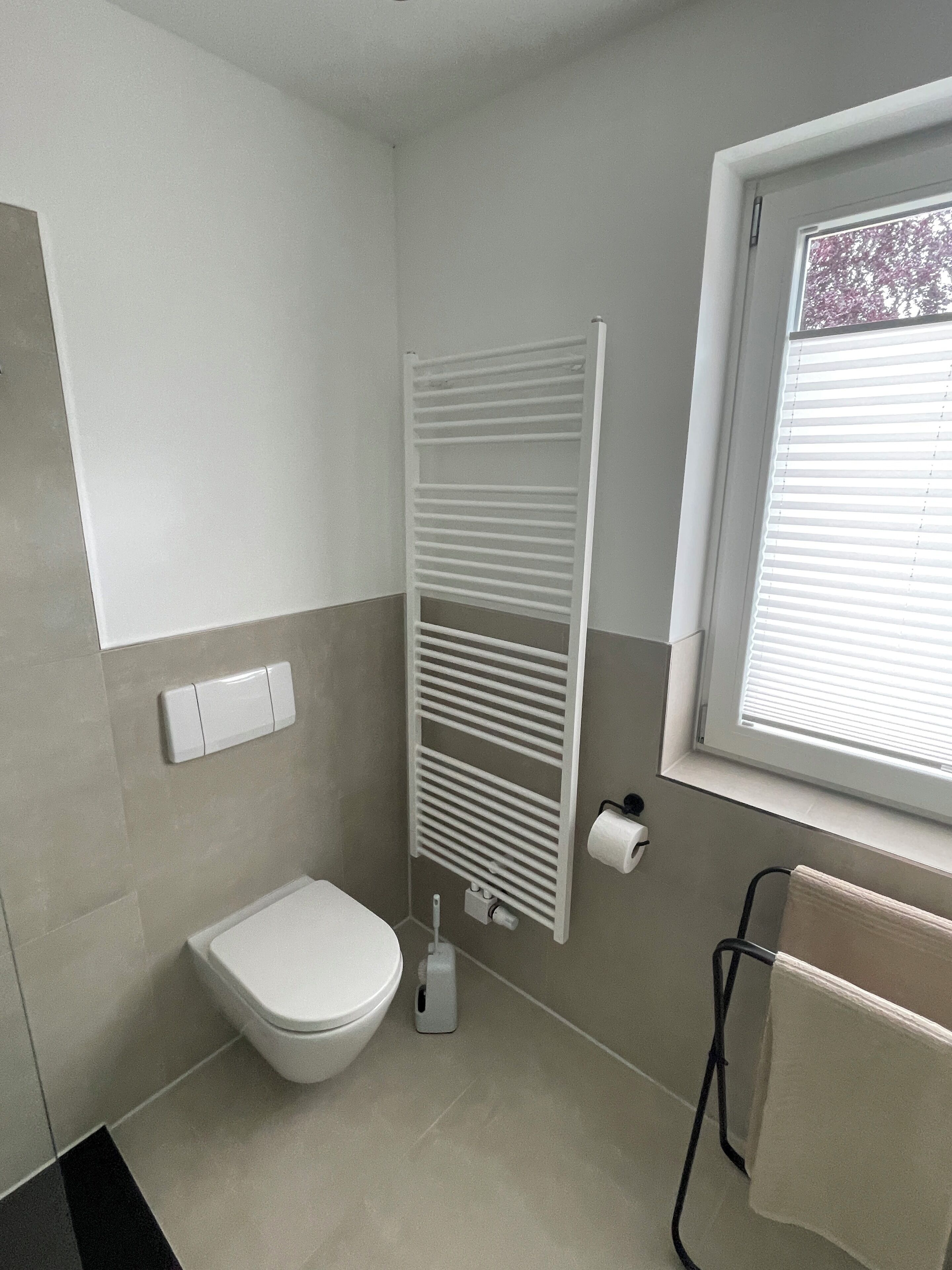 Douche, sèche-cheveux, bidet, serviettes fournies