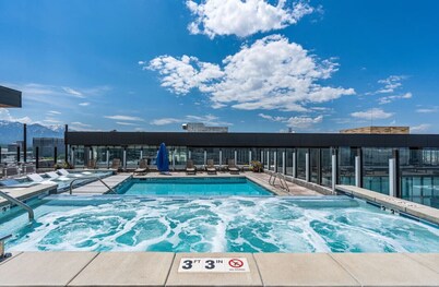 10th flr Beauty! Hot tub/Pking/Pool/Views!/Kg bed!