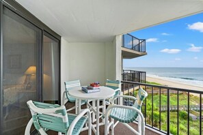 Outdoor dining - Crescent Sands I B5- Oceanfront 2BR- Pool (North Myrtle Beach)
