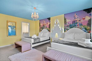 5 bedrooms, iron/ironing board, travel cot, WiFi - 5BD Windsor Island Resort Disney Themed  (WI 3858) (Davenport)