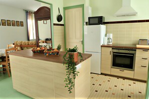 Private kitchen - Beautiful House in the Heart of the Auvergne (Murat-le-Quaire)