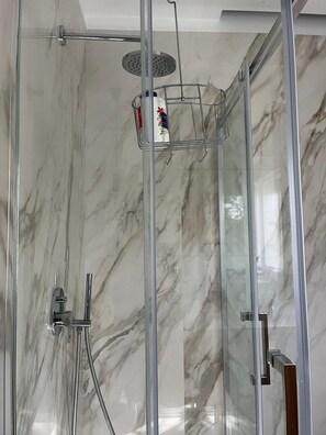 Doccia, asciugacapelli, bidet, asciugamani