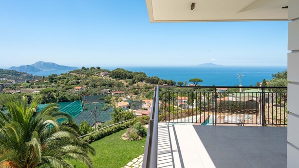 A balcony with a view of the sea and a mountainous landscape. - Villa Cantuccio dei Sogni (Massa Lubrense)