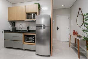 Geladeira, micro-ondas, fogão, talheres/pratos/utensílios de cozinha