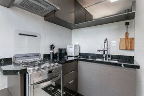 Geladeira, micro-ondas, fogão, cafeteira/chaleira