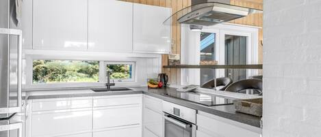 冷蔵庫、電子レンジ、オーブン、食器洗い機